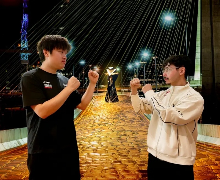 G2分享Bin与BrokenBlade合照：只有一人/队能留在黄金之路上