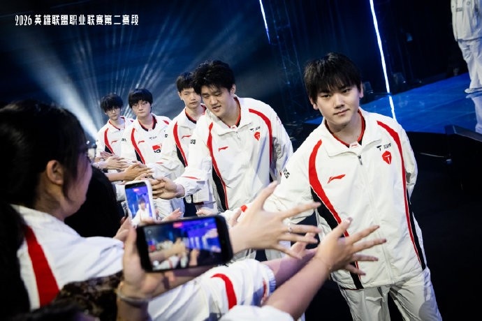 LPL发布TES赛后返图：一往无前，恭喜TES豪取五连胜！